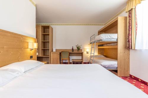1 queen bed, 2 bunk beds