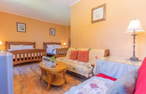 Twin Room with Garden View image 2