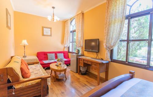 Twin Room with Garden View image 3