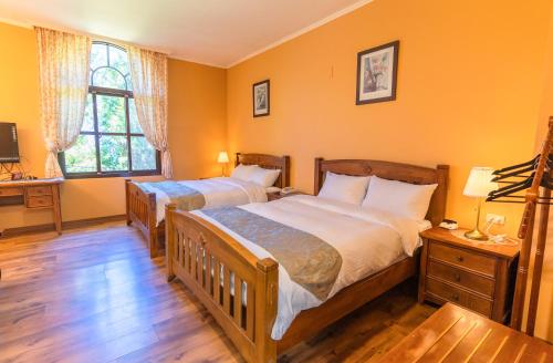 Twin Room with Garden View image 5