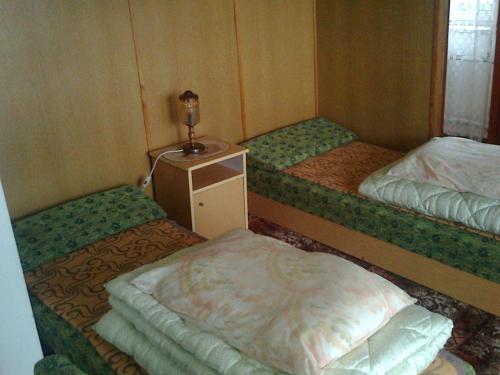 2 twin beds
