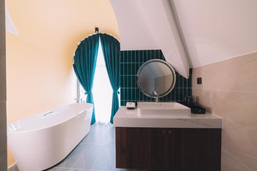 room detail thumbnail 2