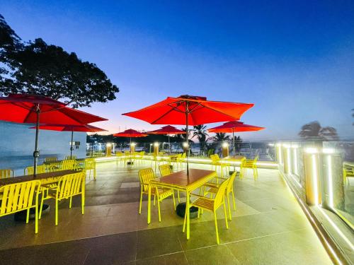 Pub/Lounge, Montani Beach Resort Puerto Galera powered by Cocotel near Sabang Beach