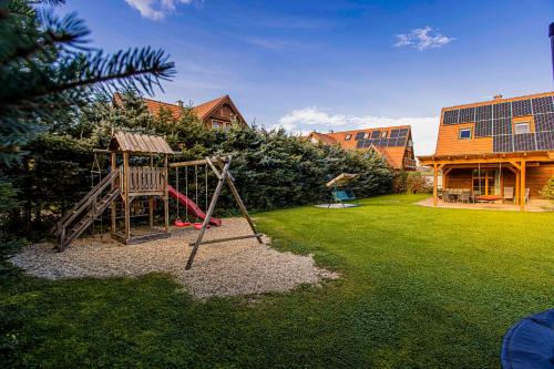 สนามเด็กเล่น, Holiday Raj in มาลาตินี