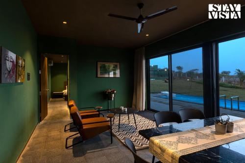 Iekārtas, StayVista's Minty Mirage - Mountain & Lake-View Villa with Pool, Expansive Lawn & Terrace in Girnare