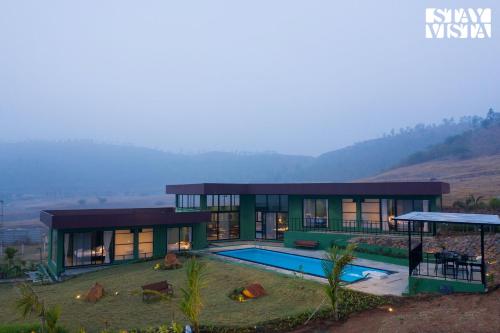 Dārzs, StayVista's Minty Mirage - Mountain & Lake-View Villa with Pool, Expansive Lawn & Terrace in Girnare