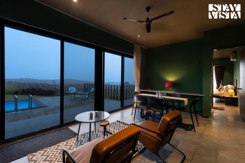 Iekārtas, StayVista's Minty Mirage - Mountain & Lake-View Villa with Pool, Expansive Lawn & Terrace in Girnare