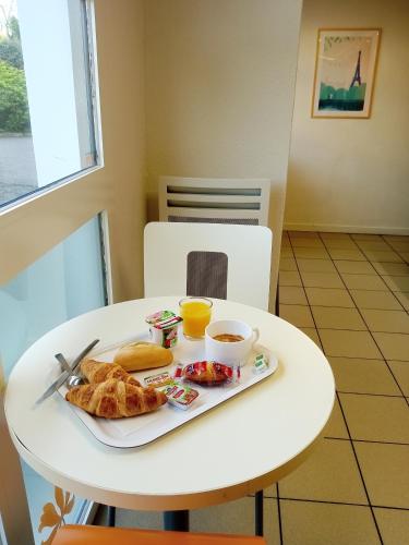 Premiere Classe Saint Brice Sous Foret - image 6