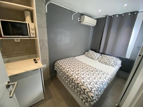 Suites con baño privado frente a la estación de metro L5 Fira Barcelona