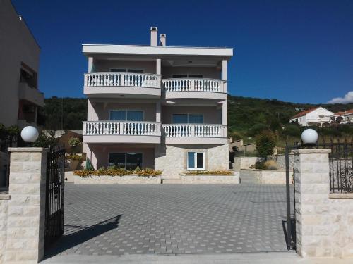  Apartments Čirjak in Sveti Petar