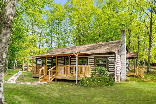 Modernized Log Cabin w Hot Tub Fire Pit & Views in Berkeley Springs, Vereinigte Staaten von Amerika