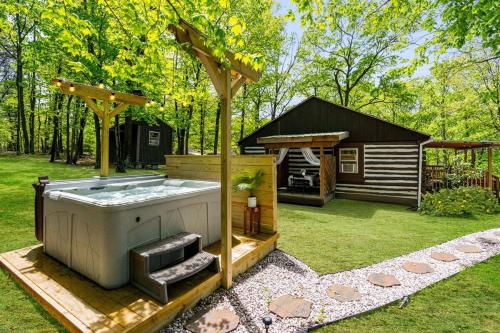 Modernized Log Cabin w Hot Tub Fire Pit & Views