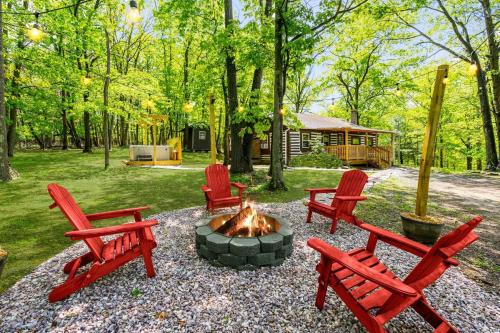 Modernized Log Cabin w Hot Tub Fire Pit & Views