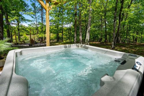 Modernized Log Cabin w Hot Tub Fire Pit & Views