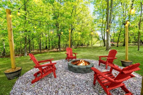 Modernized Log Cabin w Hot Tub Fire Pit & Views