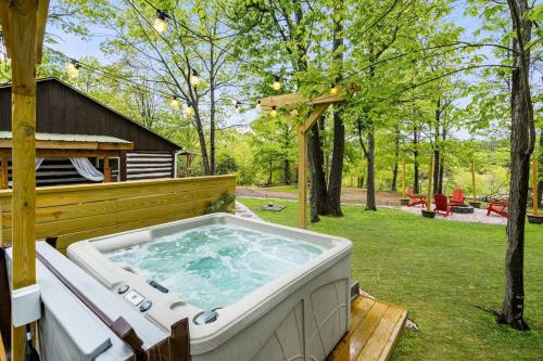 Modernized Log Cabin w Hot Tub Fire Pit & Views