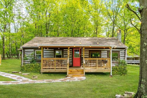 Modernized Log Cabin w Hot Tub Fire Pit & Views