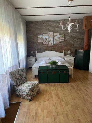 1 queen bed, 2 twin beds