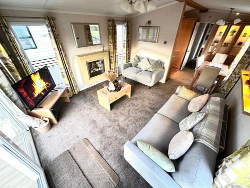 Impeccable 2-Bed Lodge in Preston hot hub