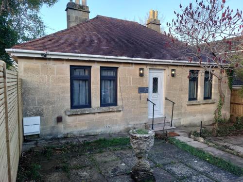 Newly renovated 2-bed bungalow, Bath