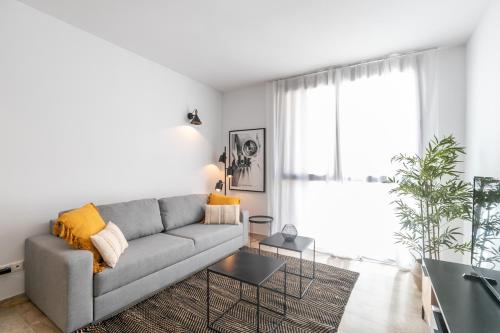 1 queen bed, 1 sofa bed