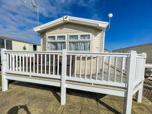 Lovely Caravan With Decking Wifi At Dovercourt Park, Essex Ref 44003bv