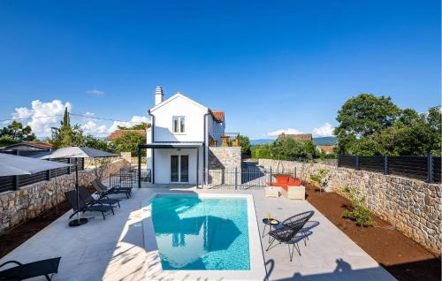 Gorgeous Home In Lakmartin With Outdoor Swimming Pool