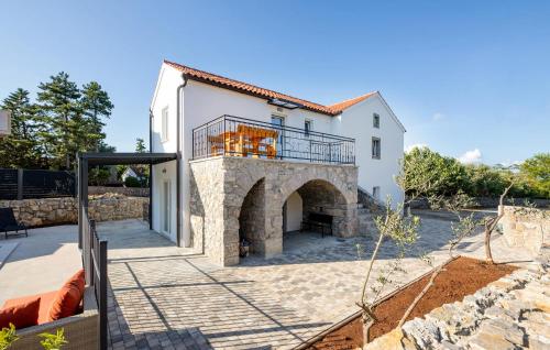 Gorgeous Home In Lakmartin With Outdoor Swimming Pool