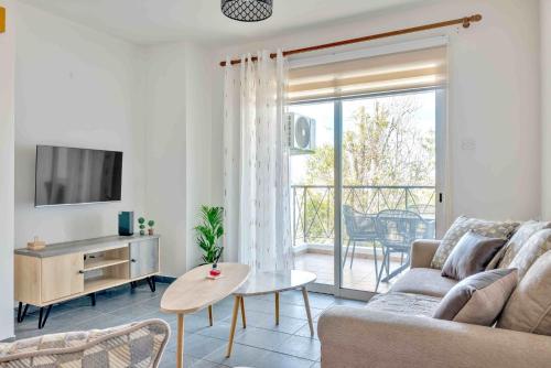 Phaedrus Living: Modern City Flat Elpida