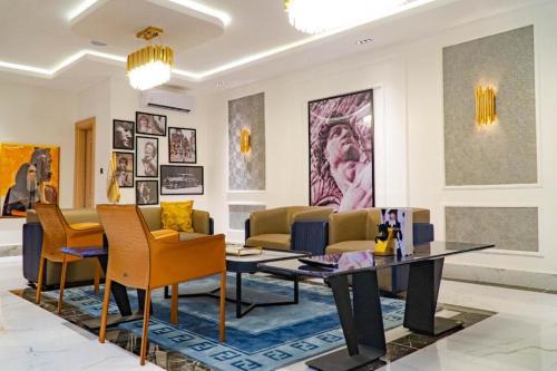 AVE MONTAIGNE Sujimoto 3 Bedroom Luxury Shortlet.