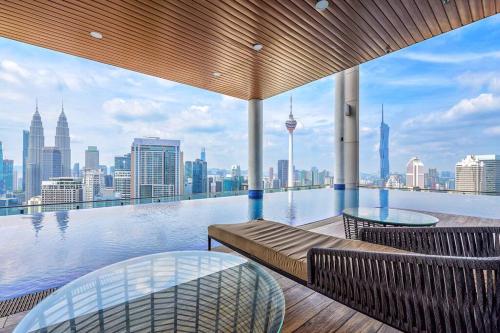 CL24A 5-6pax KLCC Sky Pool Condo - image 9