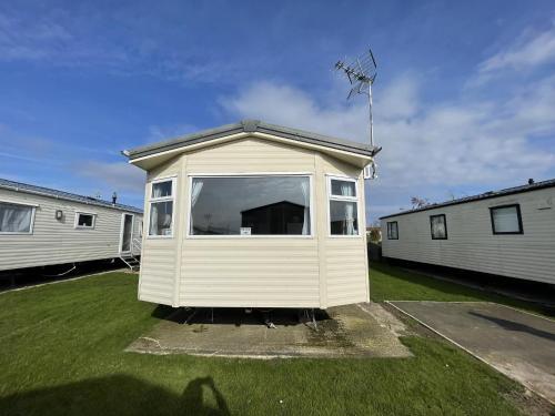 Brilliant 6 Berth Caravan At Dovercourt Holiday Park Ref 44009a