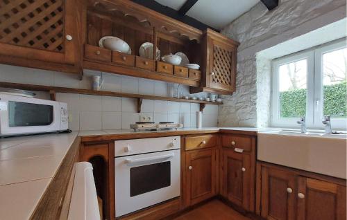 virtuve, 2 Bedroom Cozy Home In Lignol in Guemene-sur-Scorff