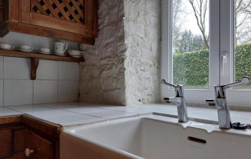 virtuve, 2 Bedroom Cozy Home In Lignol in Guemene-sur-Scorff