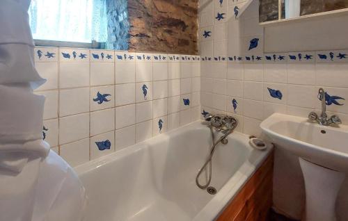 Vannas istaba, 2 Bedroom Cozy Home In Lignol in Guemene-sur-Scorff
