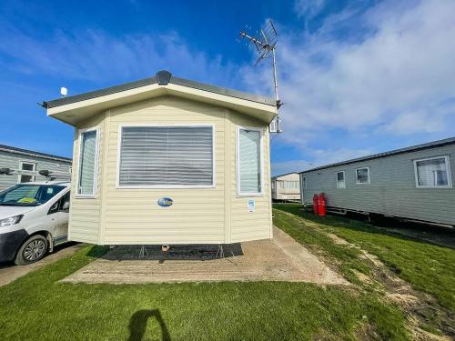 8 Berth Caravan At Dovercourt Holiday Park In Essex Ref 44002p