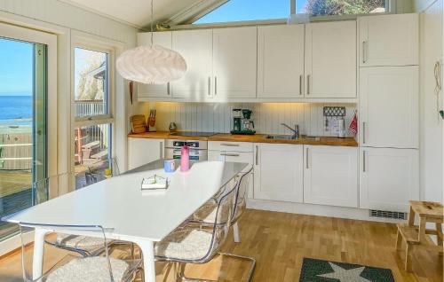кухня, 2 Bedroom Lovely Home In Raudeberg in Рудеберг