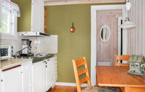 Kitchen, Cozy Home In Vase With Wifi in Faxstad