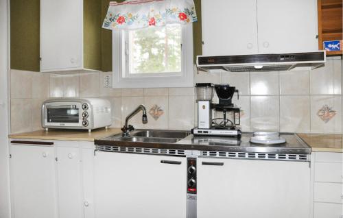 Kitchen, Cozy Home In Vase With Wifi in Faxstad