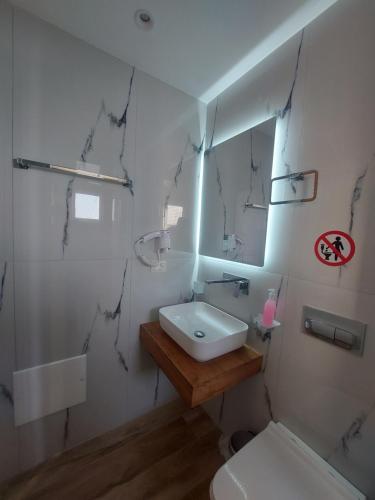 Double Room with Terrace image 6