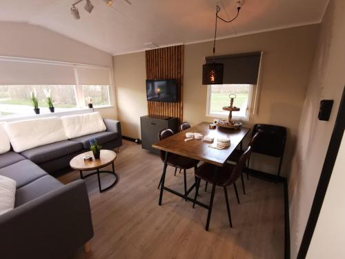 Stacaravan op 5 Sterren Vakantiepark De Kuilart Friesland aan het Meer met Zwembad 5P 116 in Koudum