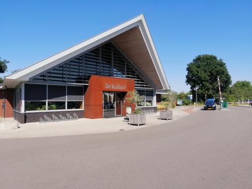 Stacaravan op 5 Sterren Vakantiepark De Kuilart Friesland aan het Meer met Zwembad 5P 116 in Koudum