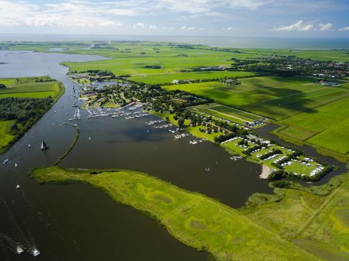 Stacaravan op 5 Sterren Vakantiepark De Kuilart Friesland aan het Meer met Zwembad 5P 116