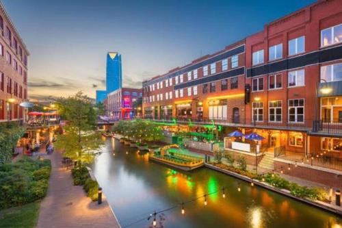 Étterem, OKC State Capitol Urban Retreat near Harn Homestead