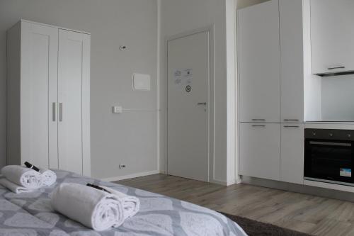 Queen Room with Shared Bathroom image 10