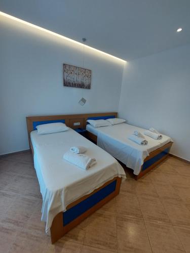 Comfort Triple Room with Shower image 3