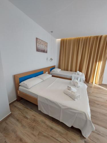 Triple Room with Terrace image 1