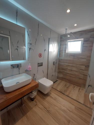 Triple Room with City View image 9