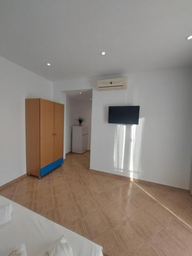 Triple Room with City View image 7