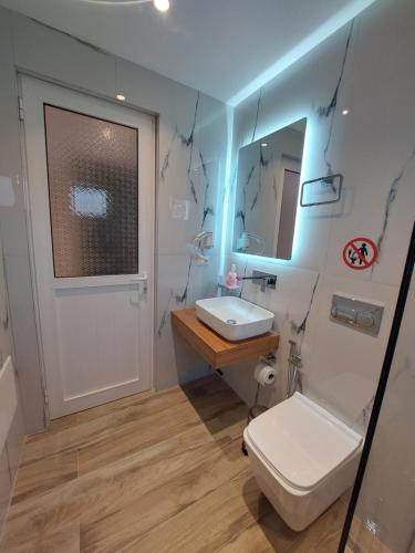Triple Room with City View image 3